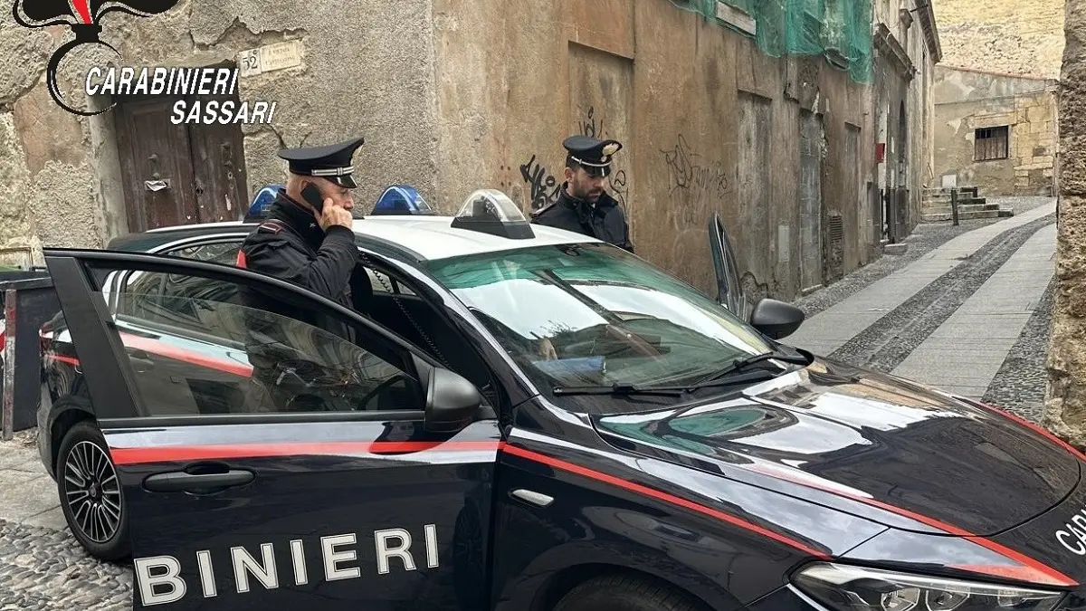 Accoltella il coinquilino dopo una lite: uomo arrestato a Sassari