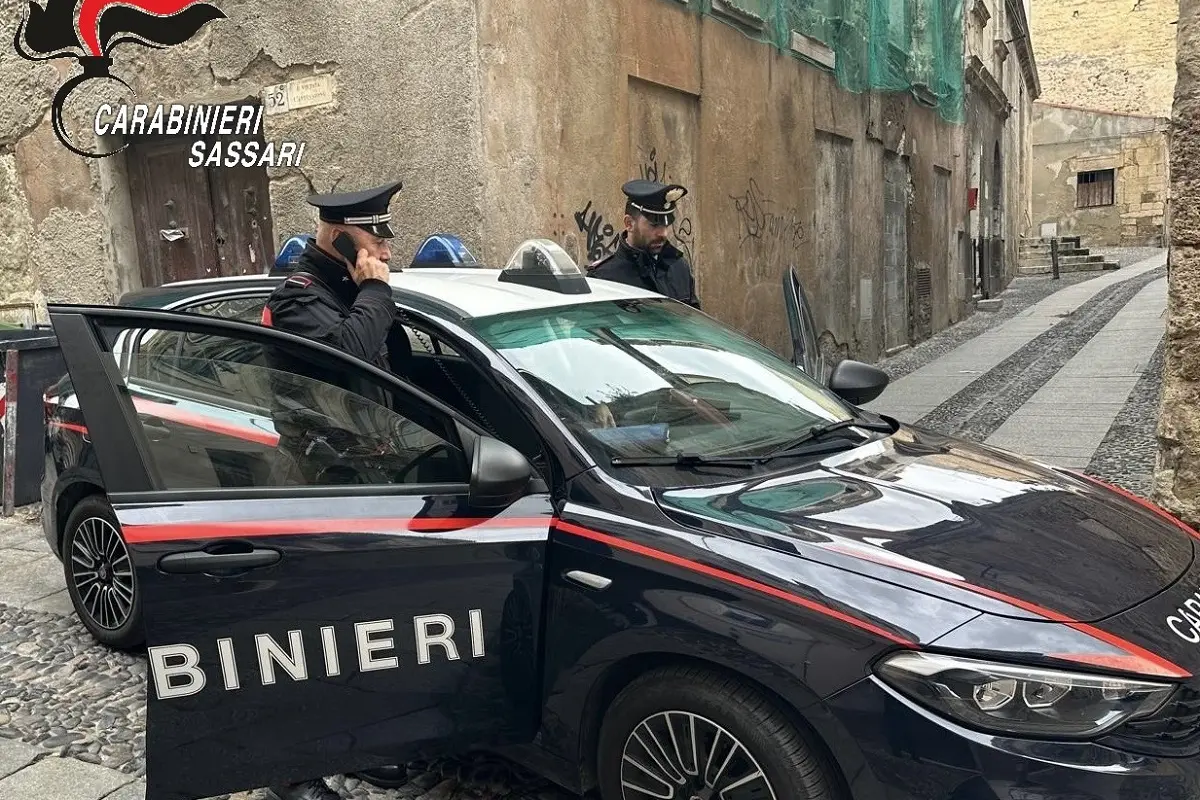 Accoltella il coinquilino dopo una lite: uomo arrestato a Sassari