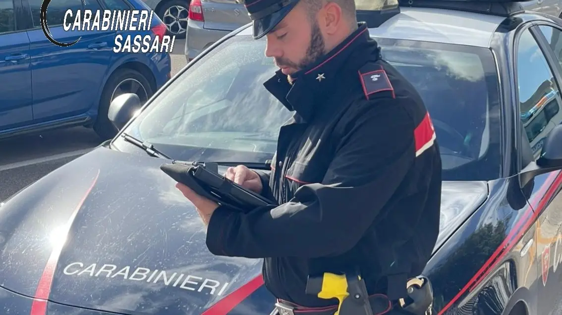Minaccia con coltello per sottrarre il cellulare: fermato con il taser a Porto Torres