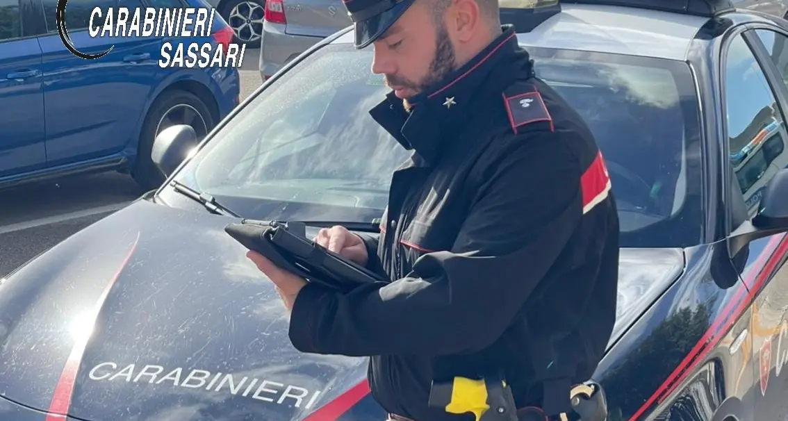 Minaccia con coltello per sottrarre il cellulare: fermato con il taser a Porto Torres