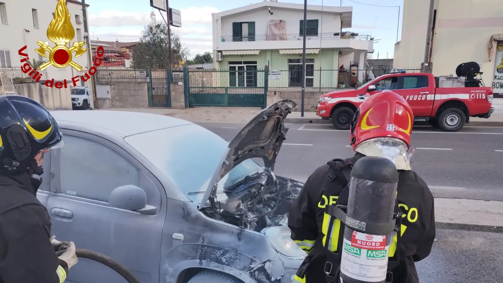 Auto in fiamme a Lotzorai: momenti di paura al distributore