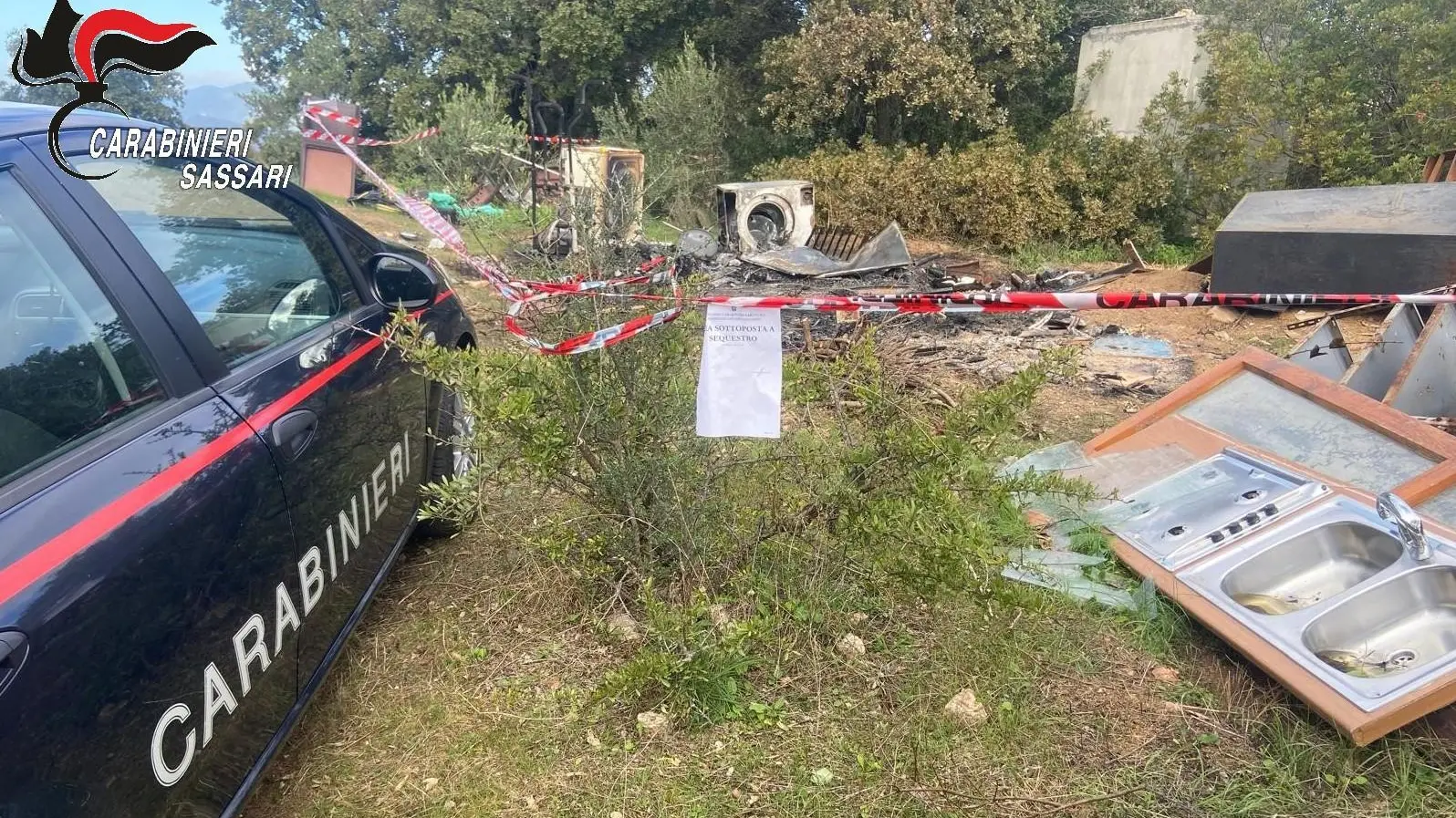 Incendio illegale di rifiuti a Olbia: denunciato un residente e area sotto sequestro