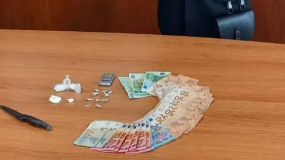 Arrestato spacciatore armato di coltello a Sassari: eroina e cocaina nascoste in un calzino