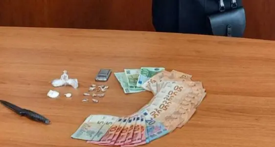 Arrestato spacciatore armato di coltello a Sassari: eroina e cocaina nascoste in un calzino