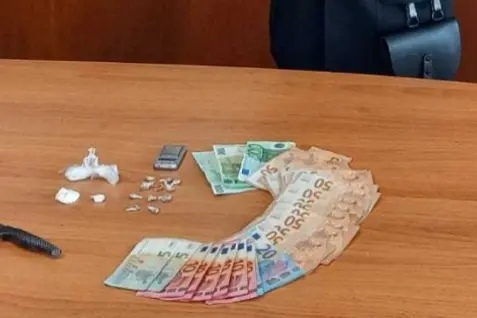 Arrestato spacciatore armato di coltello a Sassari: eroina e cocaina nascoste in un calzino