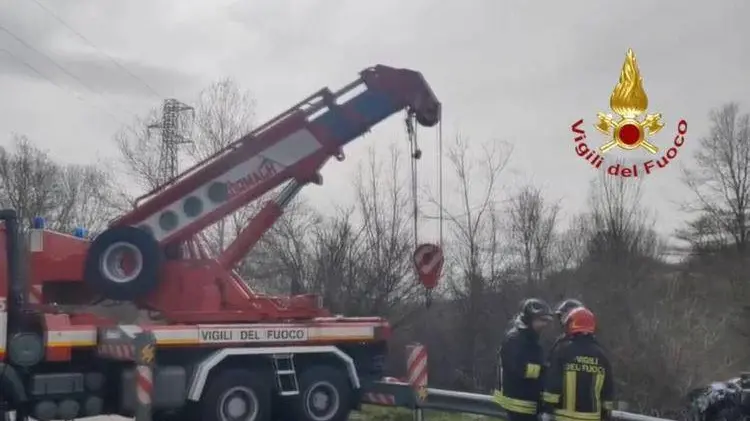 Bus di studenti finisce in un fosso dopo scontro con auto a Pordenone: tre feriti