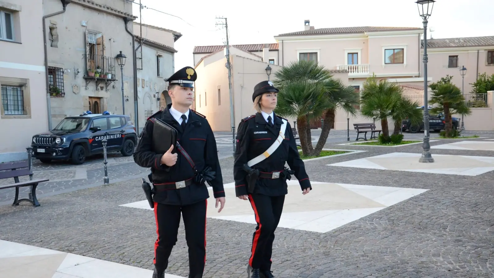 Minacce e furto di felpa e zaino a scuola: arrestato 16enne a Dolianova