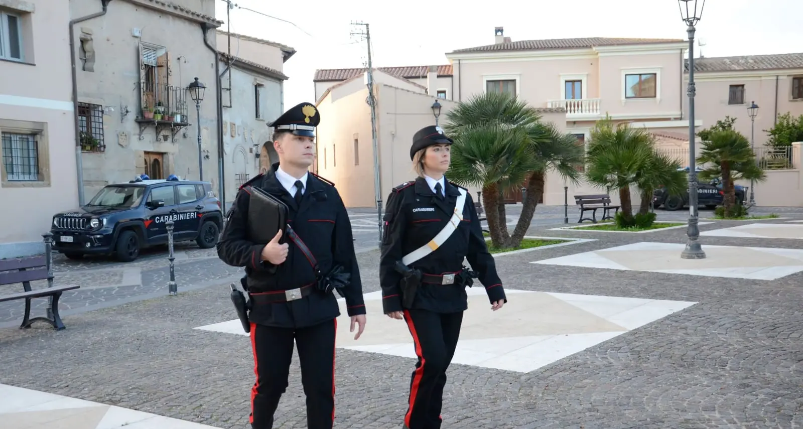 Minacce e furto di felpa e zaino a scuola: arrestato 16enne a Dolianova