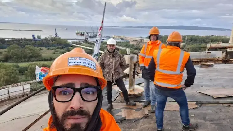 Settima notte tra gelo e vento: la protesta degli operai Eurallumina non si ferma