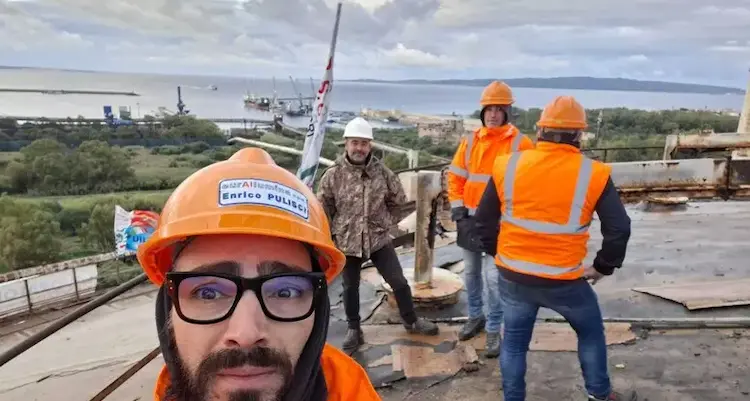 Eurallumina, quarto giorno a 40 metri per gli operai: “Aspettiamo Roma”