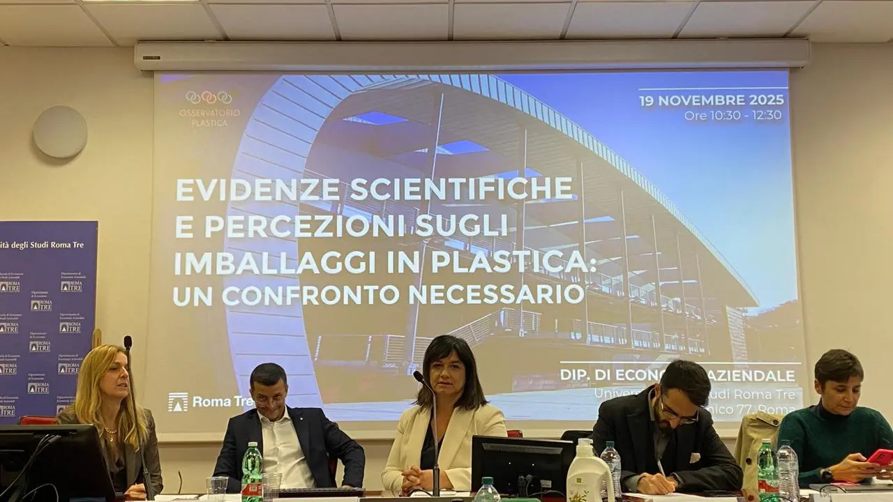 Imballaggi in plastica, scienza e industria a confronto