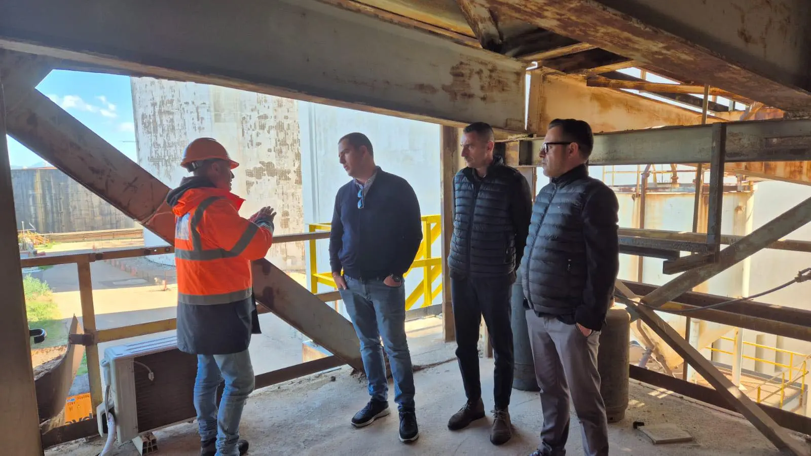 Eurallumina, cinque giorni sul silo: “Siamo esasperati, servono risposte subito”