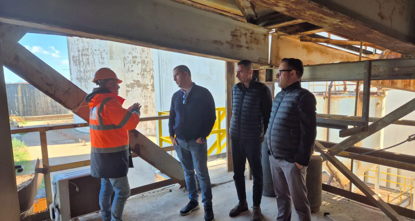 Eurallumina, cinque giorni sul silo: “Siamo esasperati, servono risposte subito”