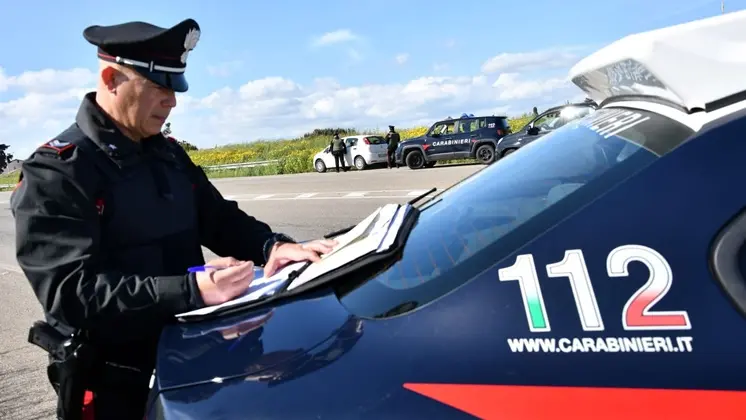 Alla guida senza patente e con a bordo coltello e frustino: denunciato a Guasila