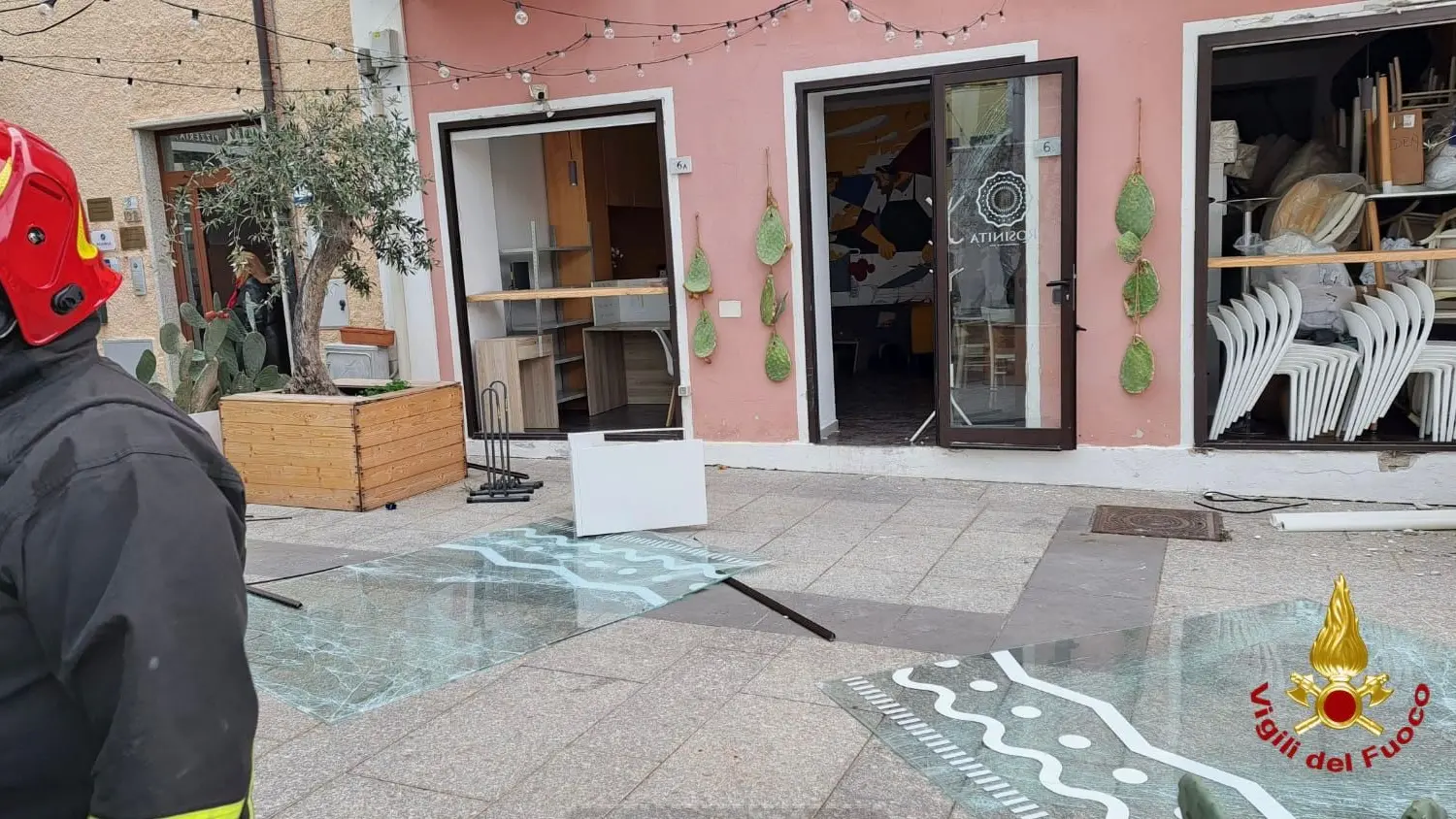 Violenta esplosione in piazza Mercato a Olbia: ustioni per due operai