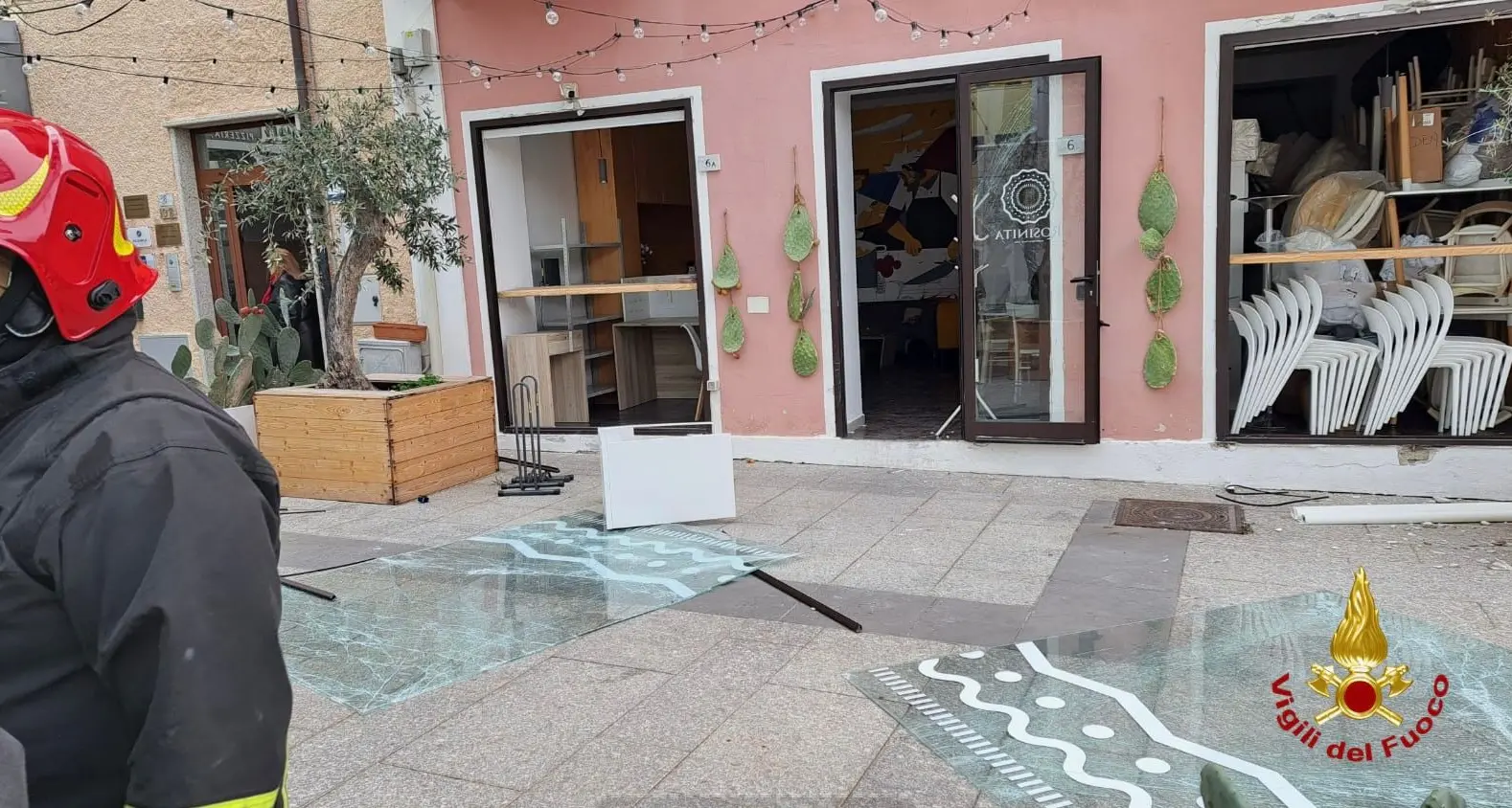 Violenta esplosione in piazza Mercato a Olbia: ustioni per due operai