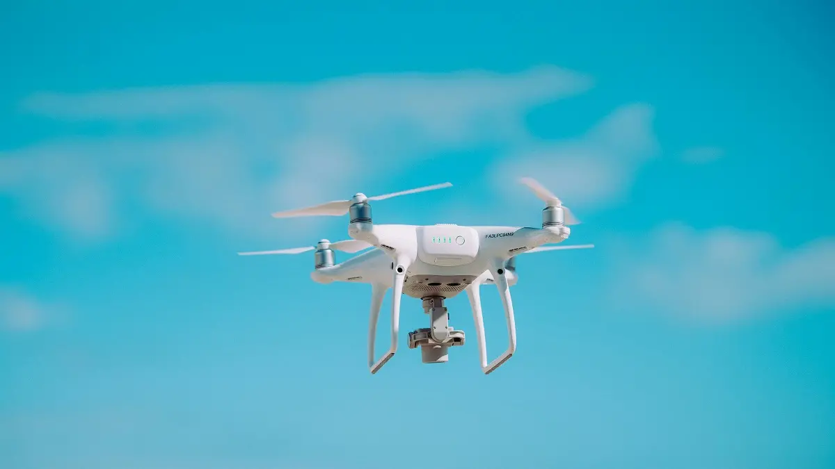 Paesi Bassi, aeroporto chiuso per allerta droni: sospeso traffico aereo