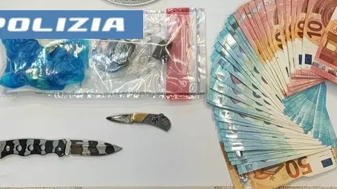 Fermato con hashish e coltelli a Cagliari: in questura sferra calci e pugni agli agenti