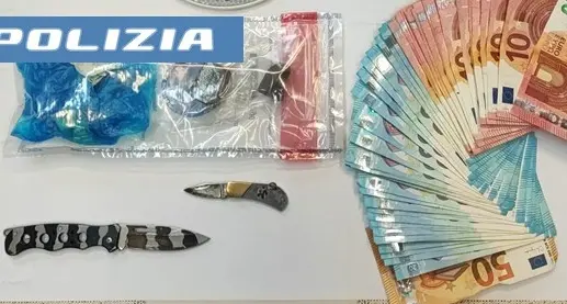 Fermato con hashish e coltelli a Cagliari: in questura sferra calci e pugni agli agenti