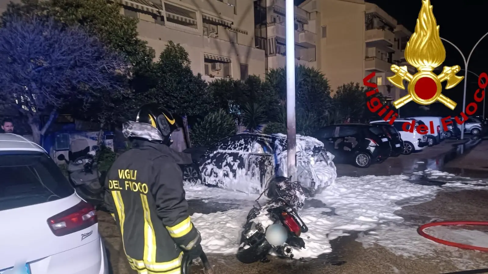 Notte di paura ad Alghero: incendio devasta una moto e danneggia altri veicoli