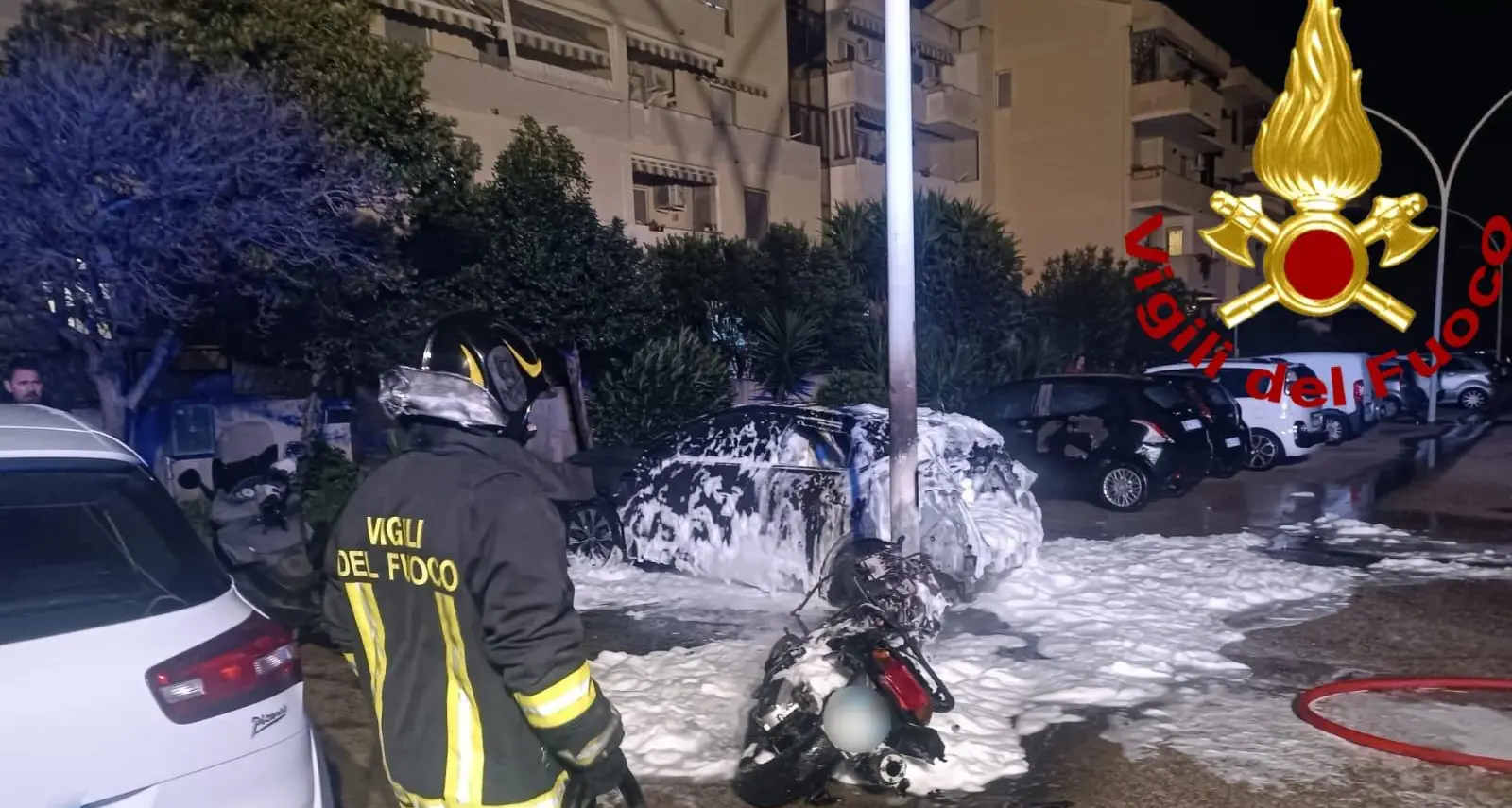 Notte di paura ad Alghero: incendio devasta una moto e danneggia altri veicoli