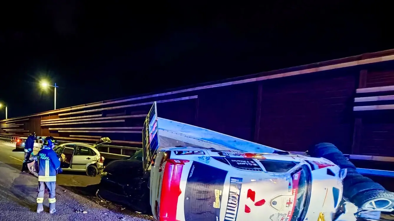 Scontro sulla SS 729 vicino a Olbia: auto da rally finisce fuori dal carrello, un ferito