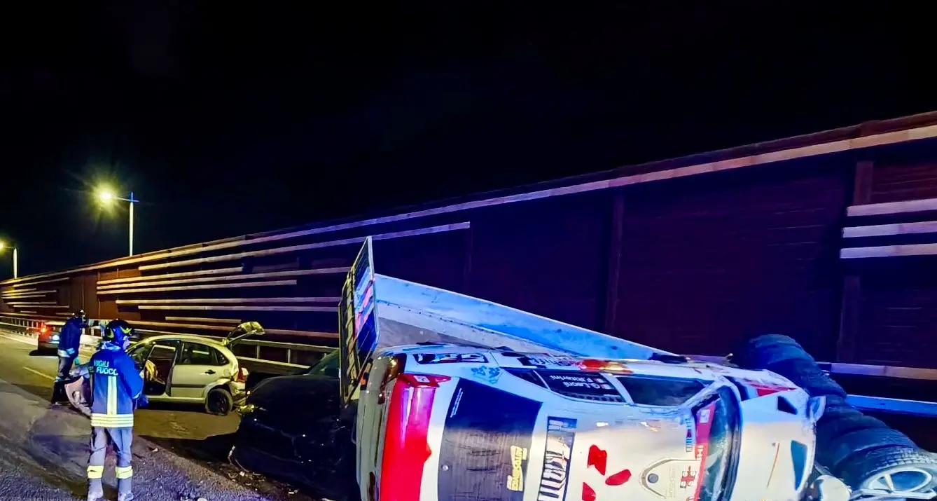 Scontro sulla SS 729 vicino a Olbia: auto da rally finisce fuori dal carrello, un ferito