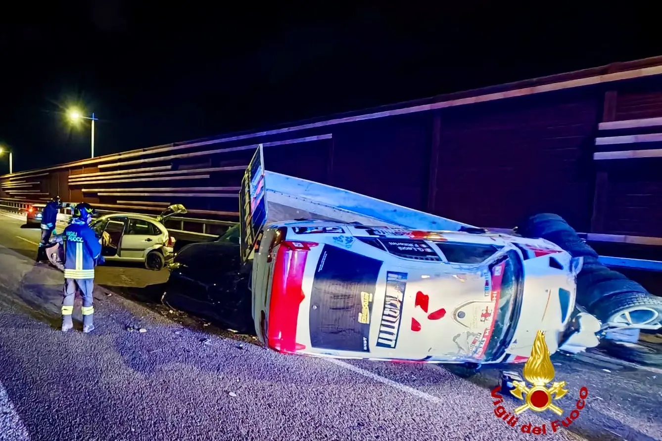 Scontro sulla SS 729 vicino a Olbia: auto da rally finisce fuori dal carrello, un ferito