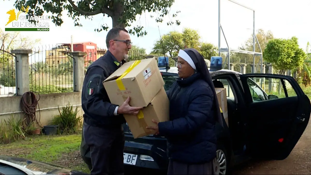 La Guardia di Finanza di Arbatax dona 600 capi d’abbigliamento alla Caritas