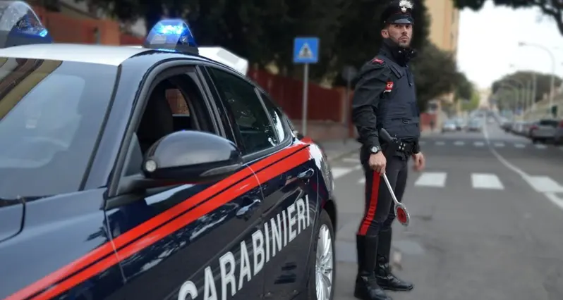 Rubano compressore da un'auto: due giovani denunciati a Cagliari