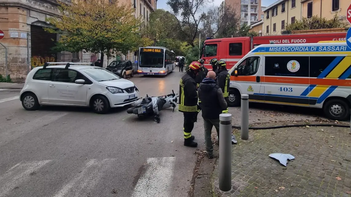Auto contro scooter: incidente a Sassari, centauro soccorso dall'ambulanza