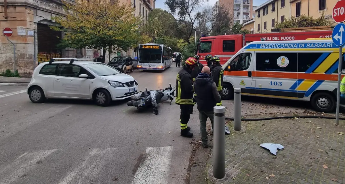 Auto contro scooter: incidente a Sassari, centauro soccorso dall'ambulanza
