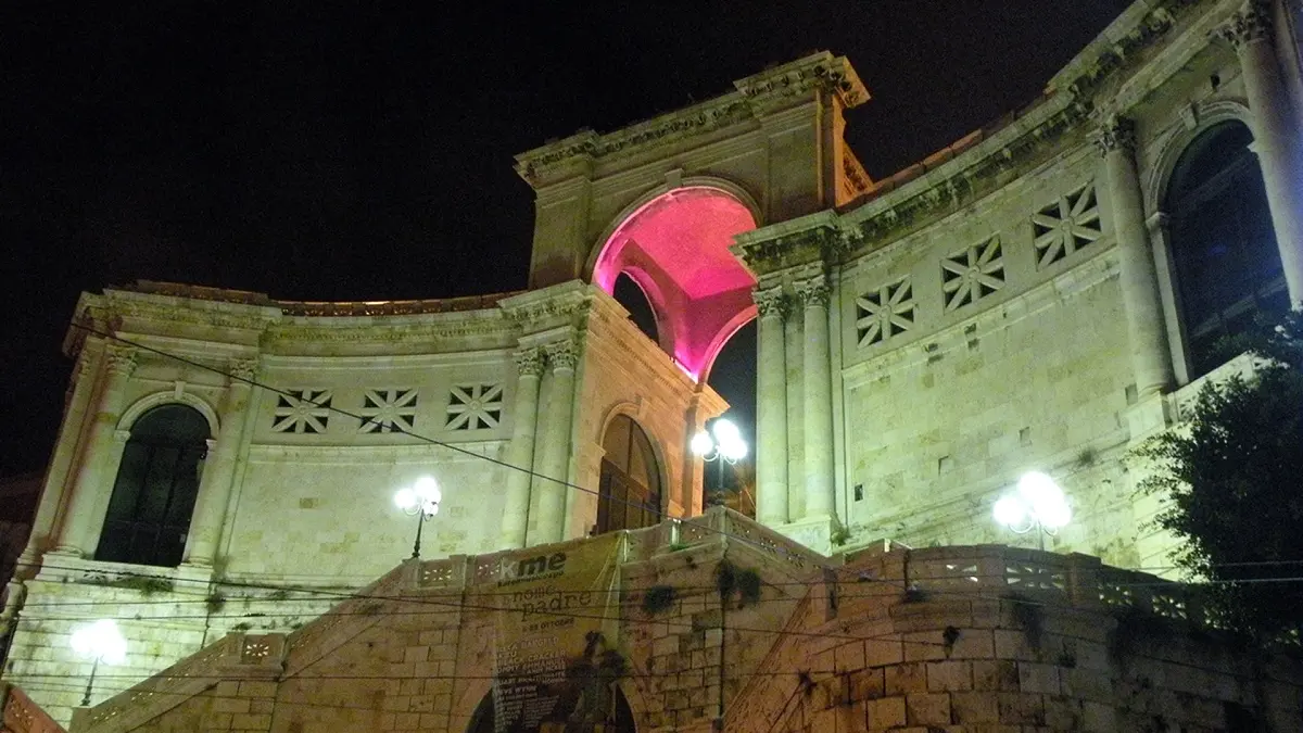 La torretta del Bastione si accende di rosso per la Giornata del Dono