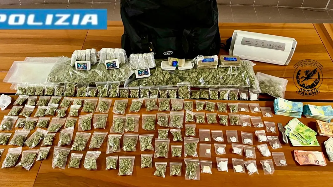 Smantellata una centrale dello spaccio nel centro di Cagliari: arrestato 30enne