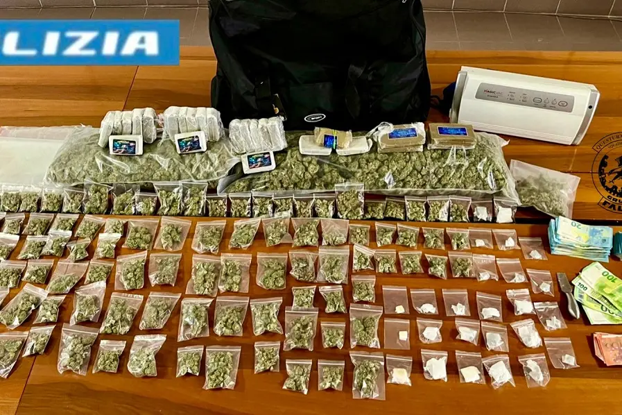 Smantellata una centrale dello spaccio nel centro di Cagliari: arrestato 30enne