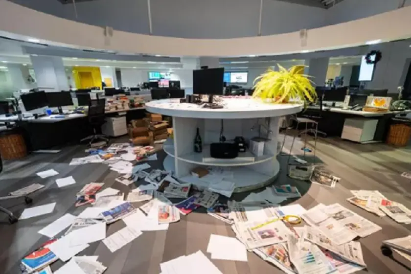 <p>La sede del quotidiano dopo l\\'irruzione (foto di Maurizio Bosio)</p>\\n