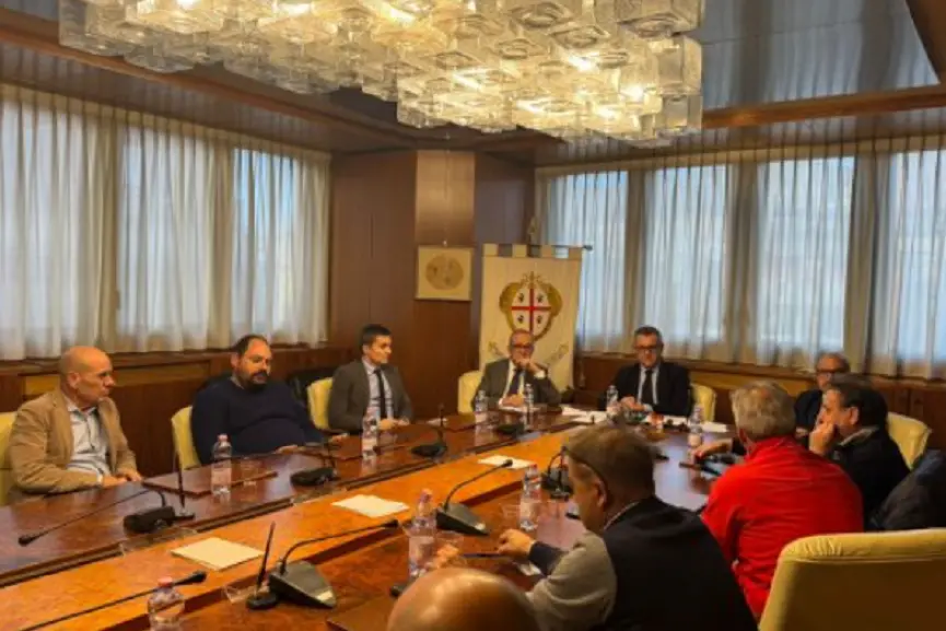 <p>Foto: Capigruppo incontrano una delegazione dell\\u2019Eurallumina</p>\\n