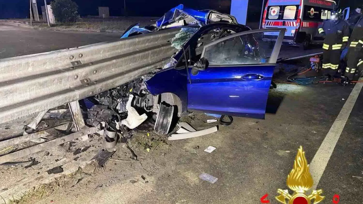 Auto trafitta dal guardrail, 27enne salvo per miracolo