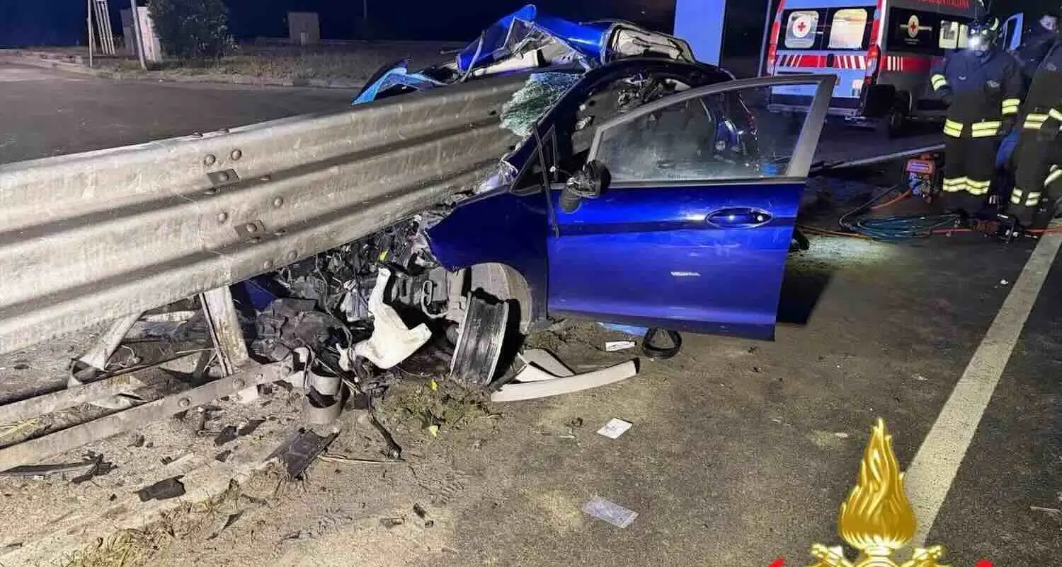 Auto trafitta dal guardrail, 27enne salvo per miracolo