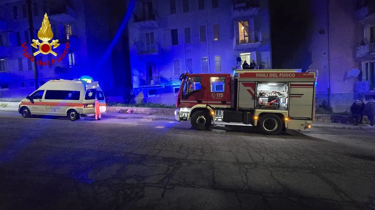 Incendio in appartamento a Nuoro: uomo ustionato trasportato in ospedale