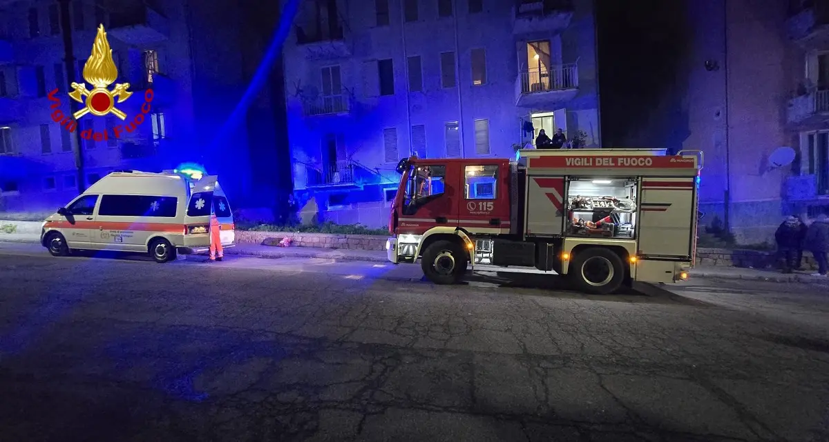 Incendio in appartamento a Nuoro: uomo ustionato trasportato in ospedale