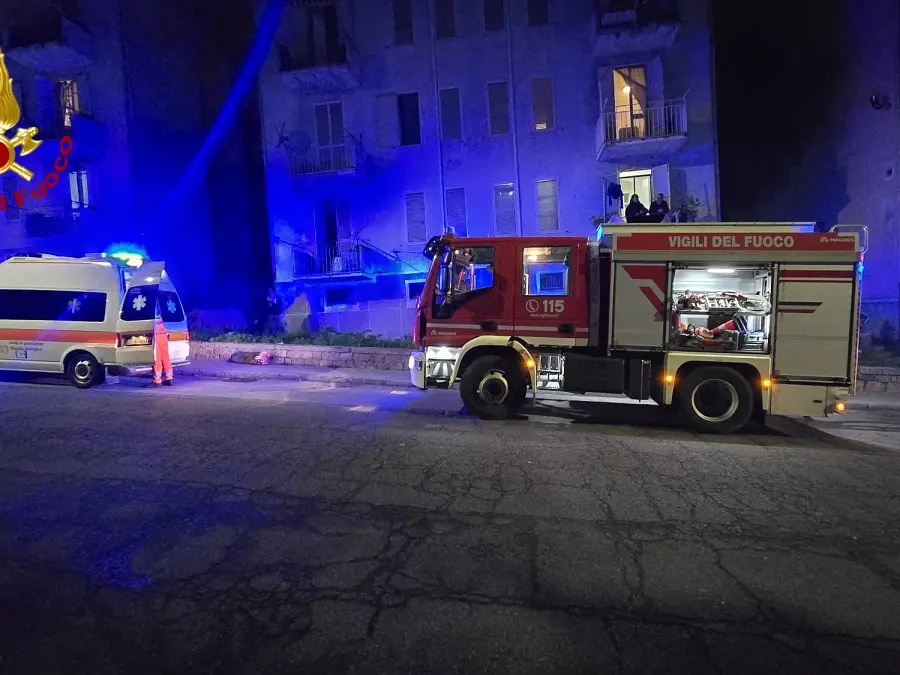 Incendio in appartamento a Nuoro: uomo ustionato trasportato in ospedale