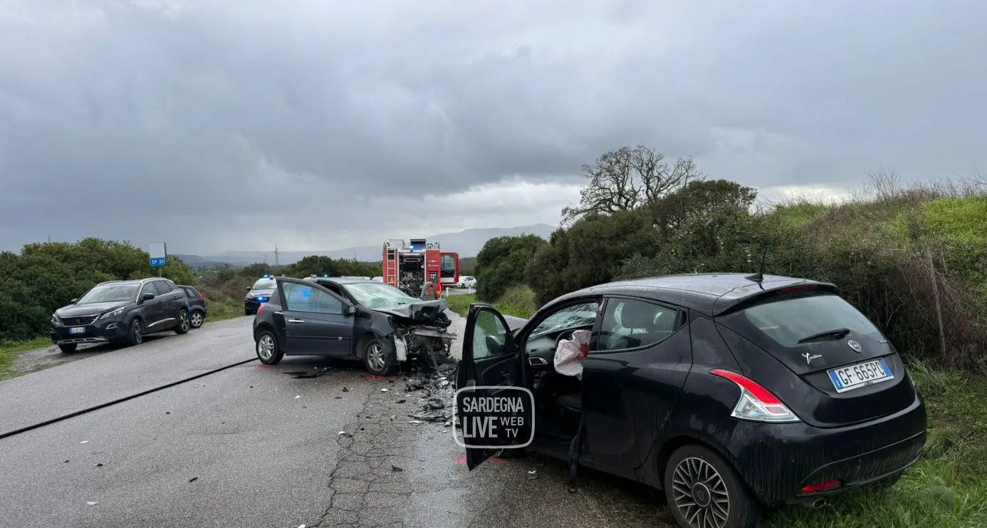 Scontro frontale a Ghilarza: due feriti sulla provinciale 23