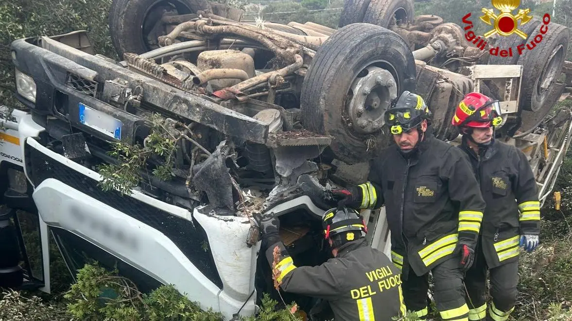 Porto Torres, camion dei rifiuti si ribalta sulla SP 93: conducente intrappolato nel veicolo