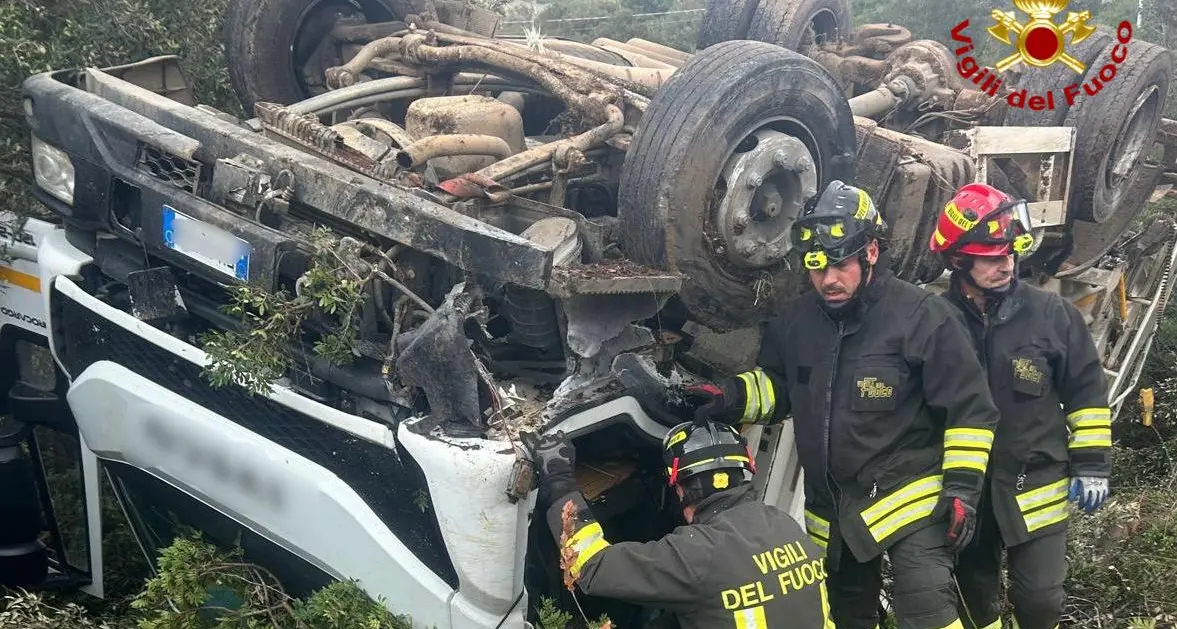 Porto Torres, camion dei rifiuti si ribalta sulla SP 93: conducente intrappolato nel veicolo