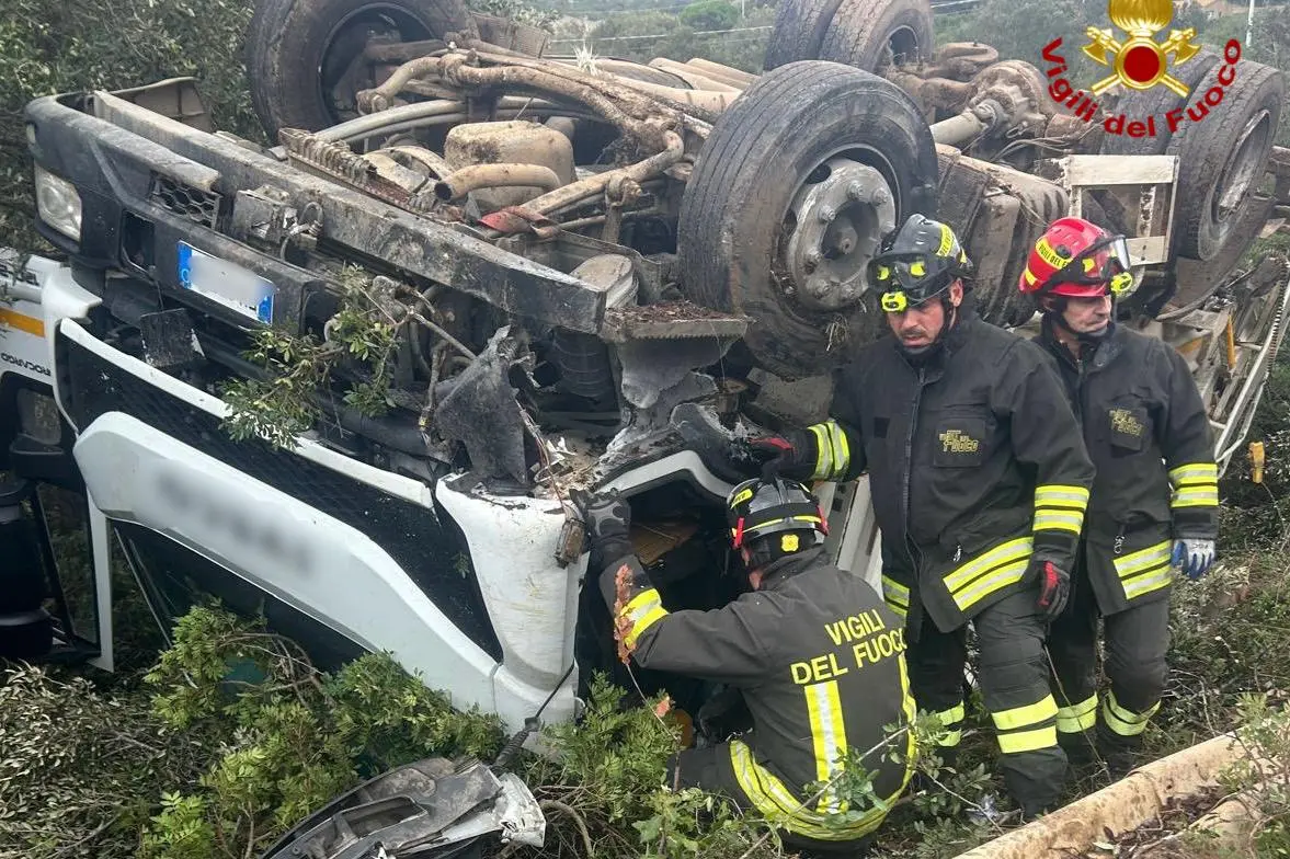 Porto Torres, camion dei rifiuti si ribalta sulla SP 93: conducente intrappolato nel veicolo