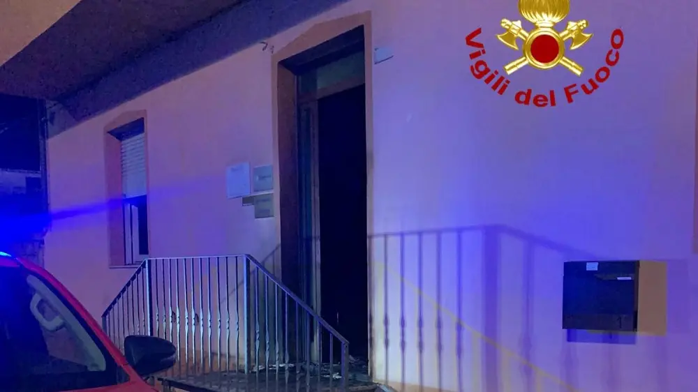 Incendio in un ufficio a Siniscola: non si eslude l'origine dolosa