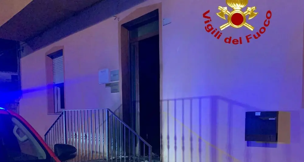 Incendio in un ufficio a Siniscola: non si eslude l'origine dolosa