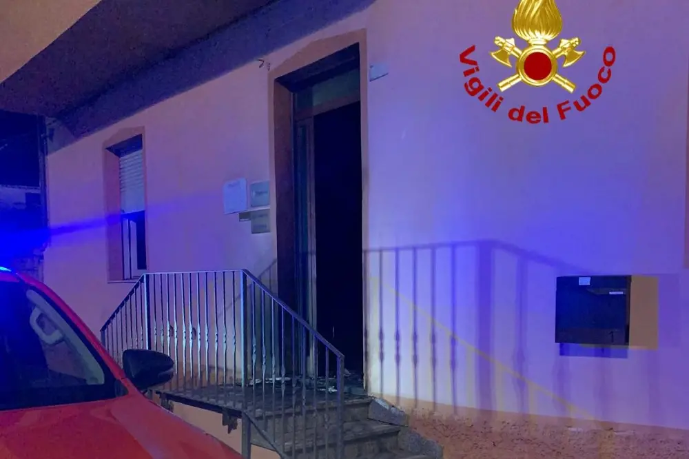Incendio in un ufficio a Siniscola: non si eslude l'origine dolosa