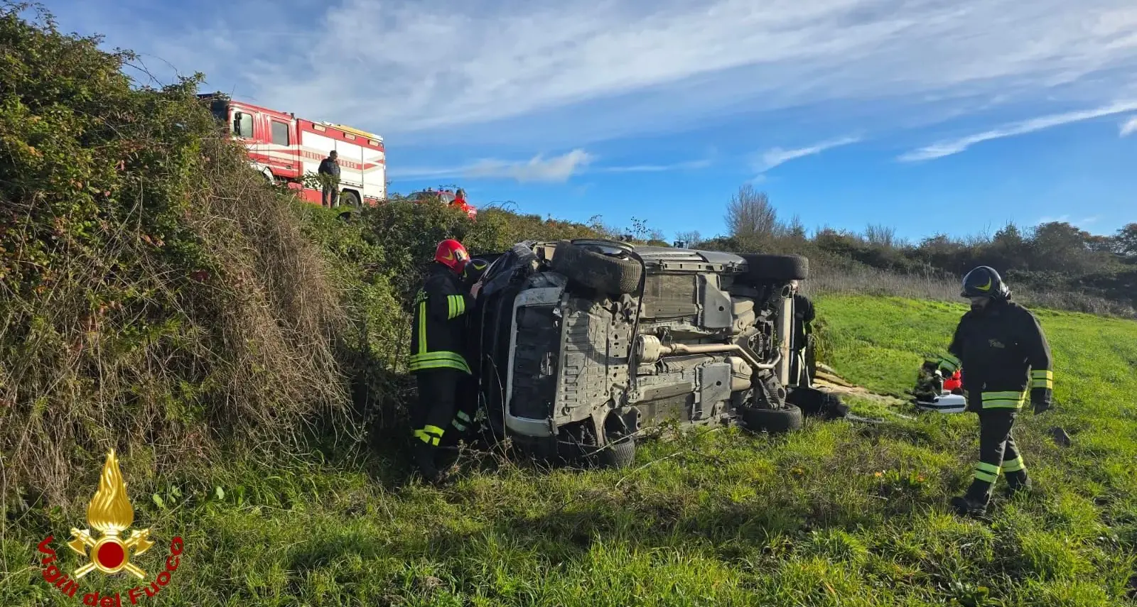 Sindia, paura sulla SP129 bis: auto sfonda un muretto e si ribalta in un campo